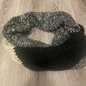 Roots Black and Cream Knit Scarf